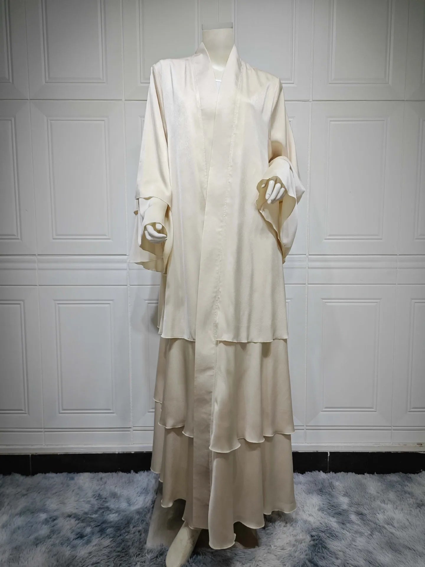 Abaya Cardigan: Monochromatic Dubai-Inspired Fashion