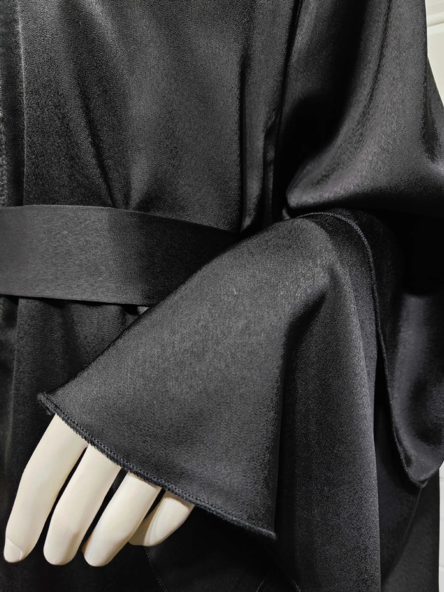 Abaya Cardigan: Monochromatic Dubai-Inspired Fashion