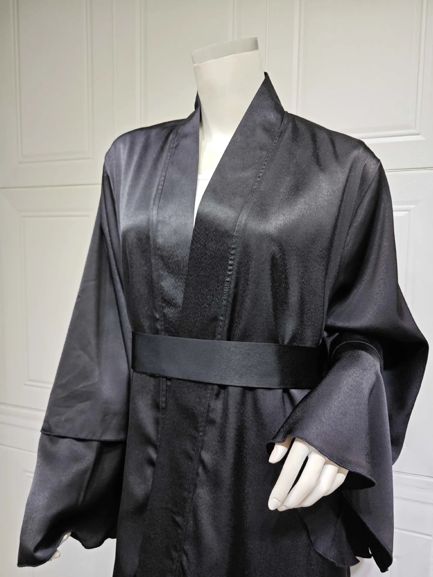 Abaya Cardigan: Monochromatic Dubai-Inspired Fashion