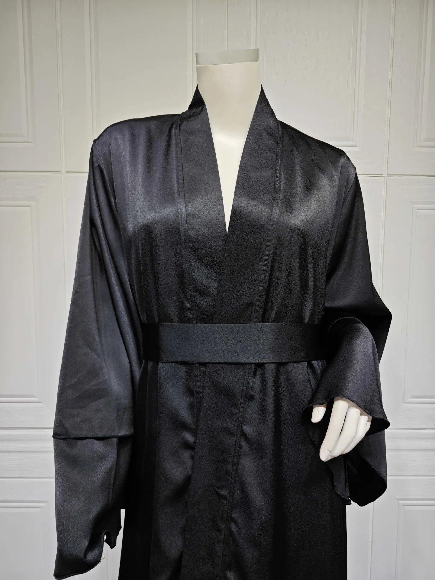 Abaya Cardigan: Monochromatic Dubai-Inspired Fashion