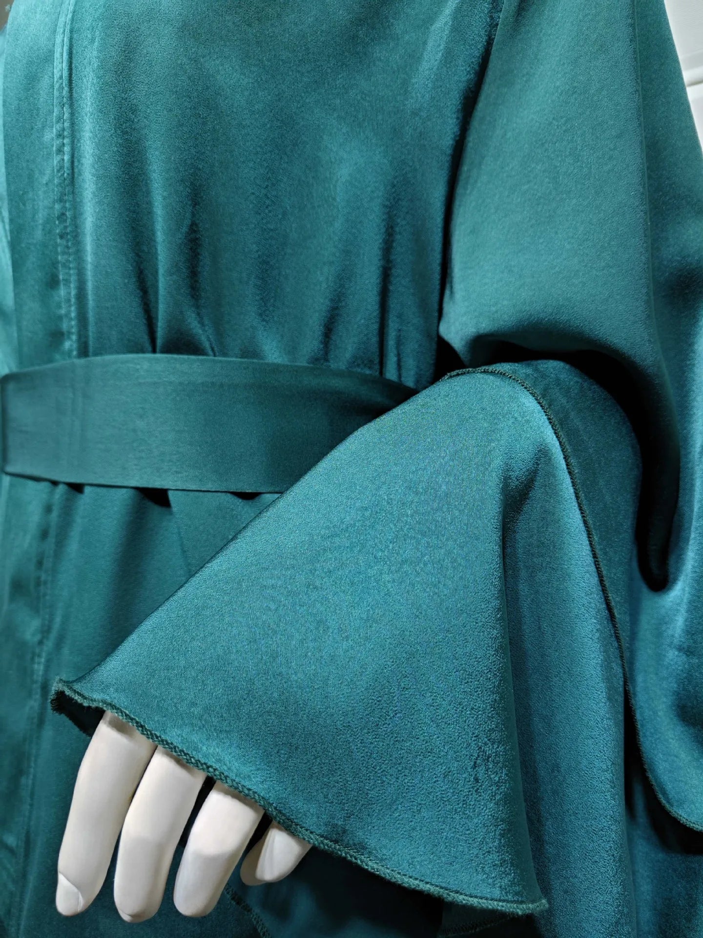 Abaya Cardigan: Monochromatic Dubai-Inspired Fashion