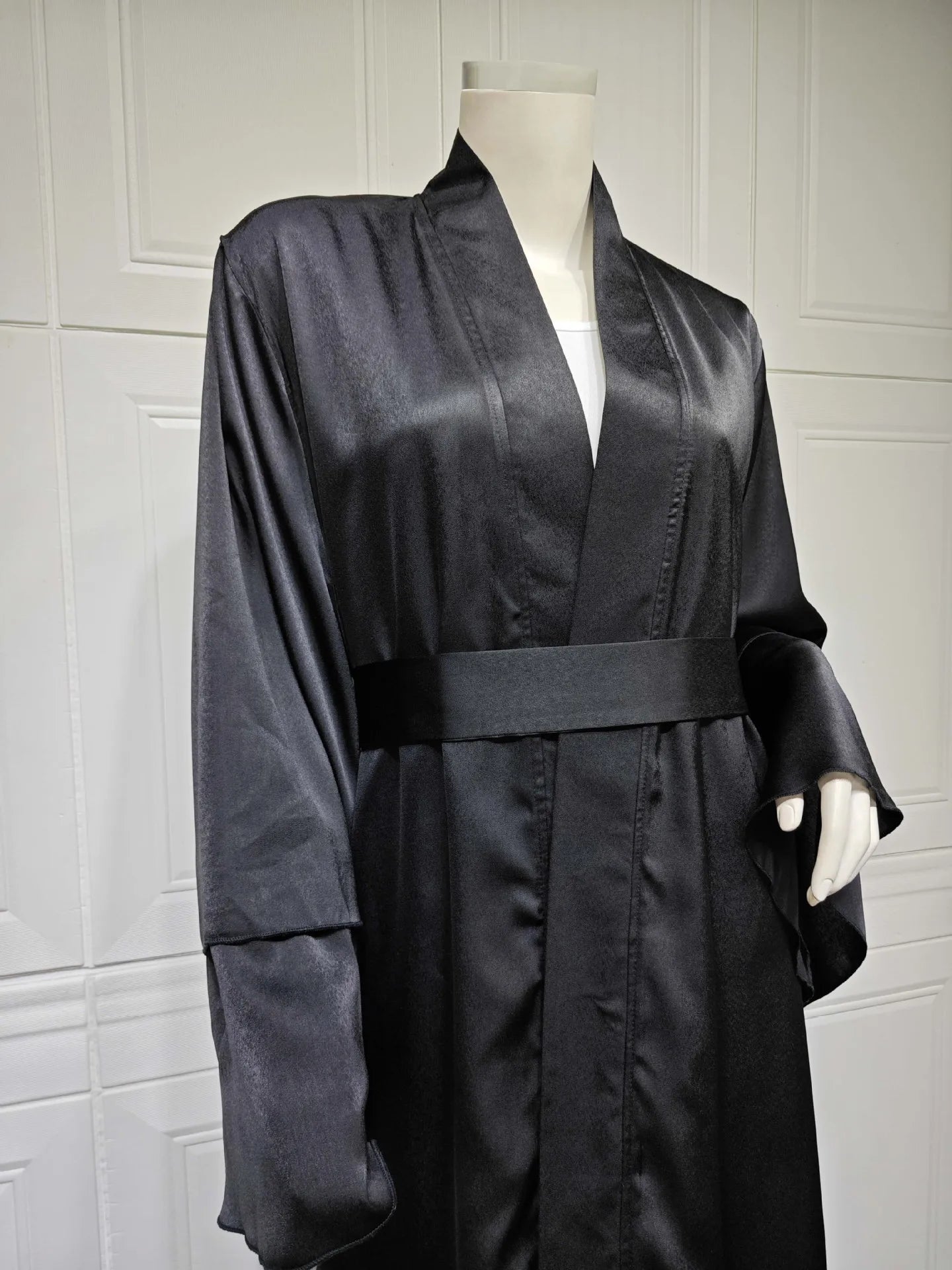 Abaya Cardigan: Monochromatic Dubai-Inspired Fashion